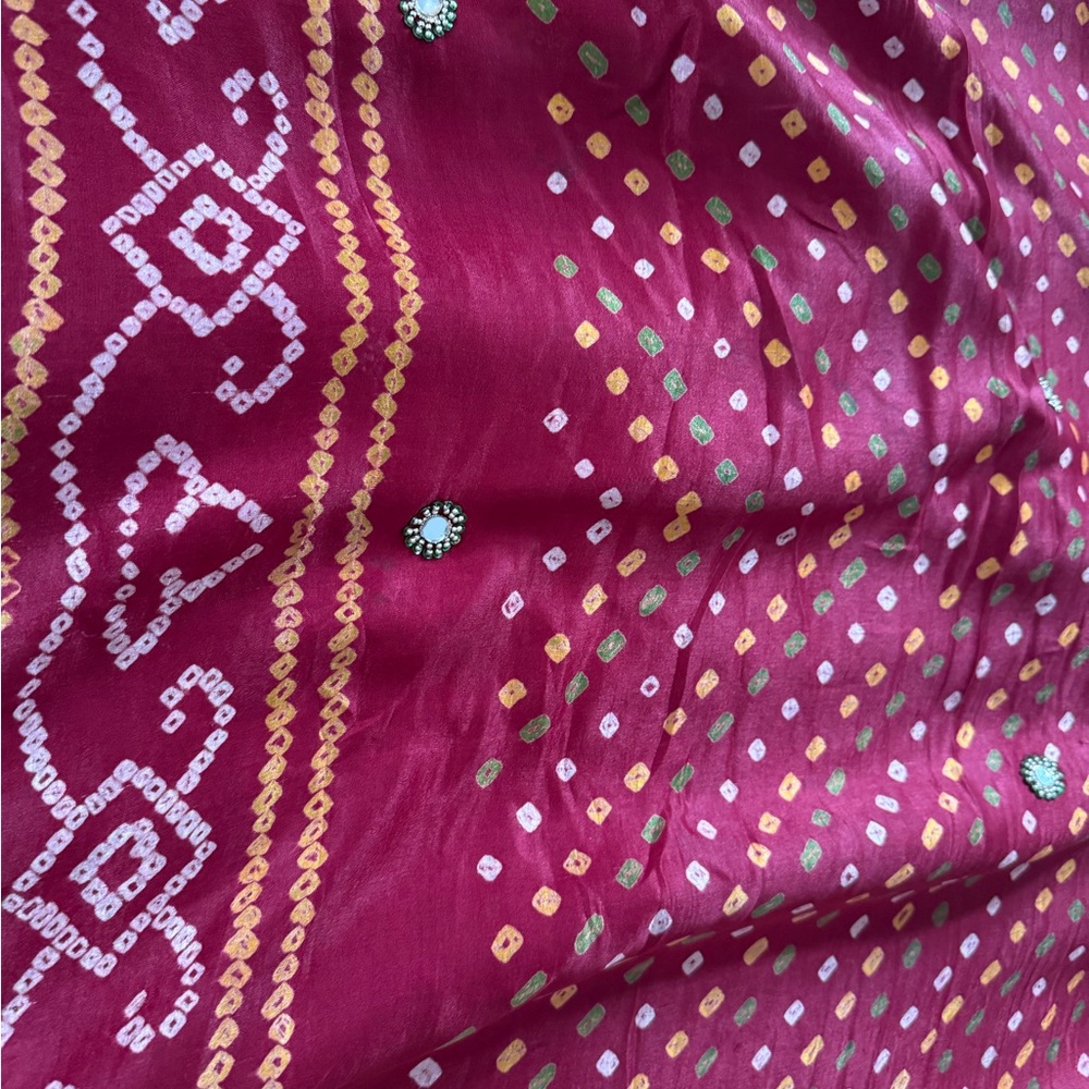 Red and gold hand embroidered hand tied bandhani saree in pure silk - Picture 3 of 4